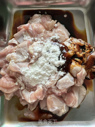 洋蔥炒雞腿肉的做法步驟：2