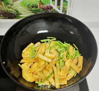 油炸土豆炒蒜苔的做法步驟：8