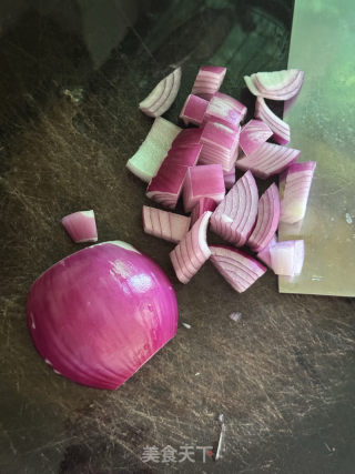 洋蔥炒雞腿肉的做法步驟：3