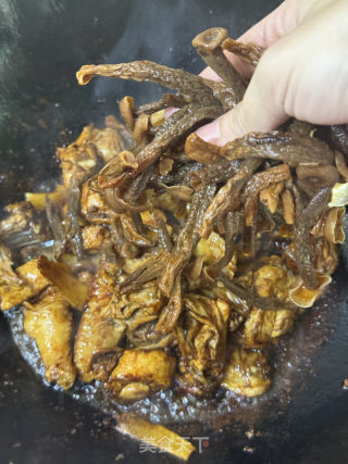 鹿茸菇燜雞的做法步驟：9