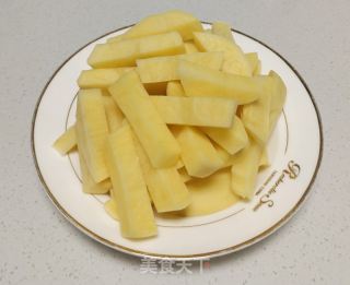 油炸土豆炒蒜苔的做法步驟：1