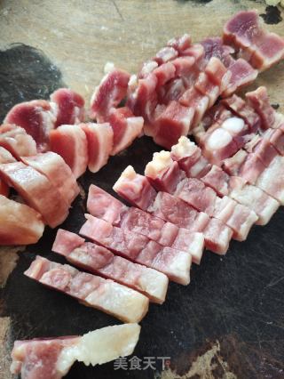 洋蔥炒臘肉的做法步驟：2