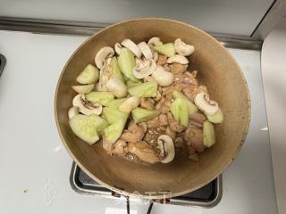 蘑菇滑雞黃瓜蛋料理的做法步驟：6