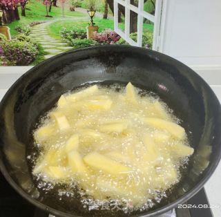 油炸土豆炒蒜苔的做法步驟：3