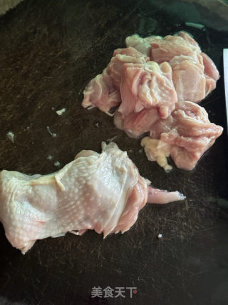洋蔥炒雞腿肉的做法步驟：1