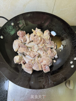 鹿茸菇燜雞的做法步驟：4