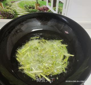 油炸土豆炒蒜苔的做法步驟：6