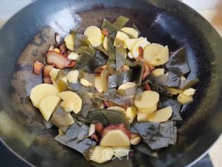 海帶燒土豆的做法步驟：6