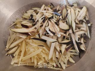 土豆絲炒茄子絲尖椒絲的做法步驟：2
