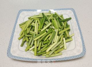 油炸土豆炒蒜苔的做法步驟：2