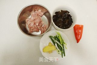 魚香小滑肉的做法步驟：1