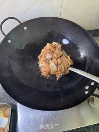 洋蔥炒雞腿肉的做法步驟：4