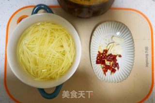 酸辣土豆絲的做法步驟：2