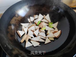 蒜苗炒豆干的做法步驟：3