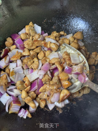 洋蔥炒雞腿肉的做法步驟：10