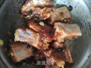 貝貝南瓜蒸排骨的做法步驟：2