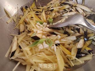 土豆絲炒茄子絲尖椒絲的做法步驟：3