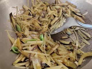 土豆絲炒茄子絲尖椒絲的做法步驟：4