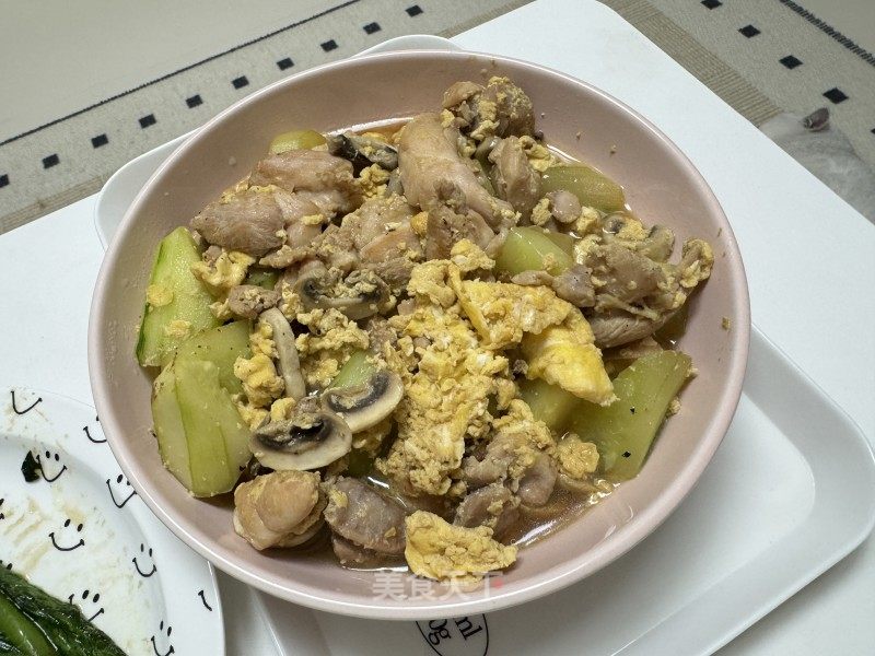 蘑菇滑雞黃瓜蛋料理的做法
