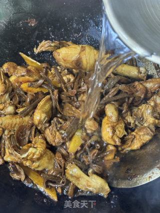 鹿茸菇燜雞的做法步驟：10