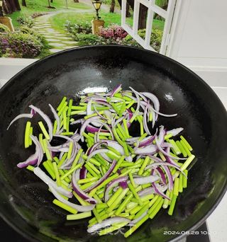 蒜苔炒元蔥的做法步驟：2