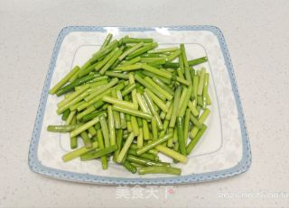 油炸土豆炒蒜苔的做法步驟：7