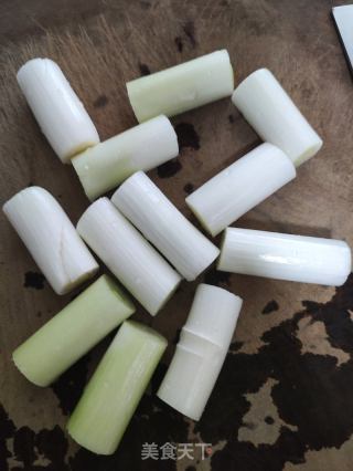 黑椒海鹽煎大蔥的做法步驟：1