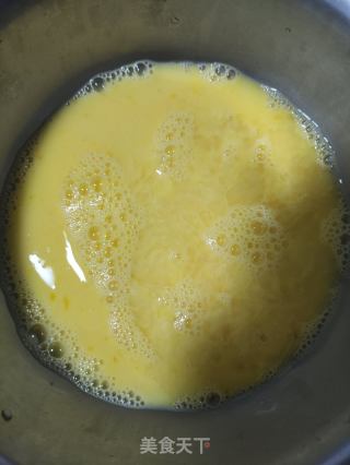 洋蔥炒蛋的做法步驟：2
