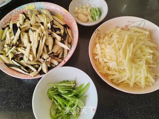 土豆絲炒茄子絲尖椒絲的做法步驟：1