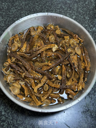 鹿茸菇燜雞的做法步驟：1